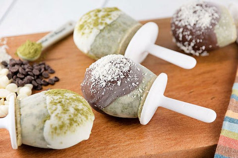Matcha pops trempés dans le chocolat
