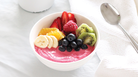 Bol de smoothie arc-en-ciel à la framboise