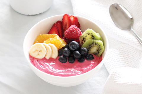 Bol de smoothie arc-en-ciel à la framboise